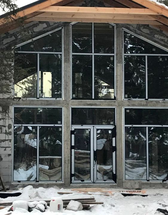Панорамное остекление фасада частного дома зимой, Красноярск